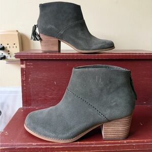 New with box, size 9, green suede, Tom’s Leila booties.